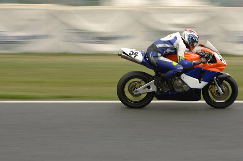 西方人,一个人,坐,横图,室外,白天,侧面,赌博,草地,草坪,植物,道路,路,公路,摩托车,帽子,欧洲,欧洲人,仅一个男性,仅一个人,一辆,弯腰,握,阴影,光线,头盔,影子,高速,交通,注视,刺激,车,草,仅一个年轻男性,绿色,阳光,安全帽,交通工具,观察,驾驶,看,行驶,握着,观看,操纵,快速,控制,察看,关注,载具,赛道,操控,弯身,把持,伤害,飙车,飚车,危险,男人,男性,年轻男性,白种人,马路,坐着,彩图,全身