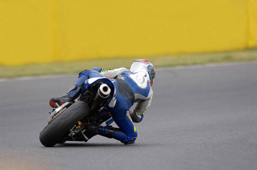 西方人,一个人,坐,横图,室外,白天,赌博,道路,路,公路,摩托车,帽子,欧洲,欧洲人,仅一个男性,仅一个人,一辆,弯腰,握,阴影,光线,头盔,影子,高速,交通,刺激,车,仅一个年轻男性,背面,阳光,安全帽,交通工具,驾驶,行驶,握着,操纵,快速,控制,载具,赛道,操控,弯身,把持,伤害,飙车,飚车,危险,男人,男性,年轻男性,白种人,马路,坐着,彩图,全身