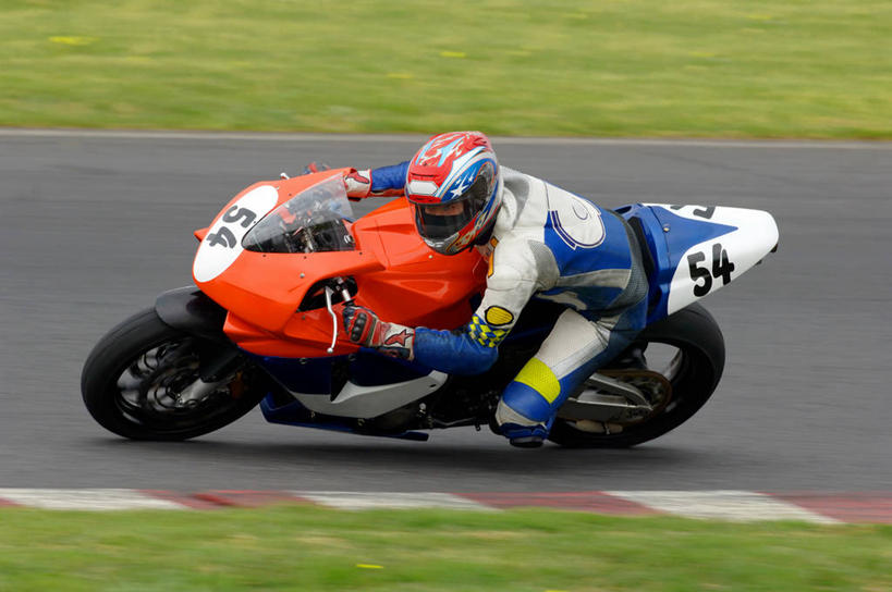 西方人,一个人,坐,横图,室外,白天,侧面,赌博,道路,路,公路,摩托车,帽子,欧洲,欧洲人,仅一个男性,仅一个人,一辆,弯腰,握,阴影,光线,头盔,影子,高速,交通,注视,刺激,车,仅一个年轻男性,阳光,安全帽,交通工具,观察,驾驶,看,行驶,握着,观看,操纵,快速,控制,察看,关注,载具,赛道,操控,弯身,把持,伤害,飙车,飚车,危险,男人,男性,年轻男性,白种人,马路,坐着,彩图,全身