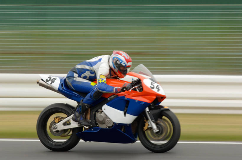 西方人,一个人,坐,横图,室外,白天,侧面,赌博,道路,路,公路,摩托车,帽子,欧洲,欧洲人,仅一个男性,仅一个人,一辆,弯腰,握,阴影,光线,头盔,影子,高速,交通,注视,刺激,车,仅一个年轻男性,阳光,安全帽,交通工具,观察,驾驶,看,行驶,握着,观看,操纵,快速,控制,察看,关注,载具,赛道,操控,弯身,把持,伤害,飙车,飚车,危险,男人,男性,年轻男性,白种人,马路,坐着,彩图,全身