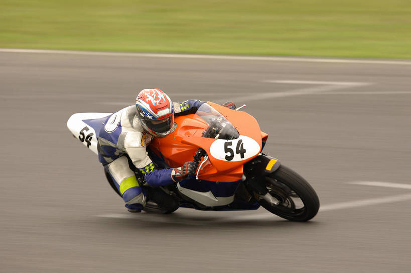 西方人,一个人,坐,横图,室外,白天,侧面,赌博,道路,路,公路,摩托车,帽子,欧洲,欧洲人,仅一个男性,仅一个人,一辆,弯腰,握,阴影,光线,头盔,影子,高速,交通,注视,刺激,车,仅一个年轻男性,阳光,安全帽,交通工具,观察,驾驶,看,行驶,握着,观看,操纵,快速,控制,察看,关注,载具,赛道,操控,弯身,把持,伤害,飙车,飚车,危险,男人,男性,年轻男性,白种人,马路,坐着,彩图,全身