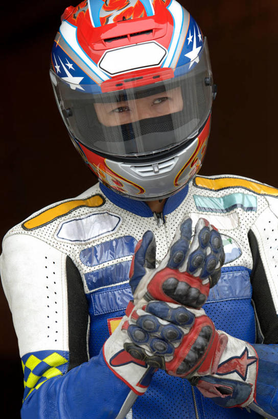 西方人,一个人,站,竖图,室外,白天,正面,运动服,赌博,安全,帽子,欧洲,欧洲人,仅一个男性,仅一个人,握,阴影,服装,光线,头盔,影子,高速,防护,注视,刺激,仅一个年轻男性,衣服,阳光,安全帽,手套,观察,看,站着,握着,服饰,观看,保护,快速,察看,衣着,穿着,关注,保险,保全,周全,安稳,安定,防护手套,伤害,衣饰,飙车,飚车,平安,危险,男人,男性,年轻男性,白种人,站立,半身,彩图,运动装