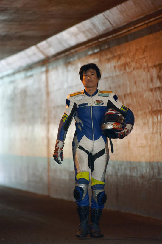 东方人,一个人,站,竖图,室外,白天,正面,运动服,赌博,帽子,亚洲,仅一个男性,仅一个人,握,阴影,服装,反射,头盔,影子,墙,高速,拿,拿着,注视,黄种人,刺激,墙壁,墙面,仅一个年轻男性,衣服,安全帽,观察,看,站着,握着,服饰,观看,快速,察看,衣着,穿着,关注,伤害,衣饰,飙车,飚车,危险,男人,男性,年轻男性,亚洲人,站立,半身,彩图,运动装