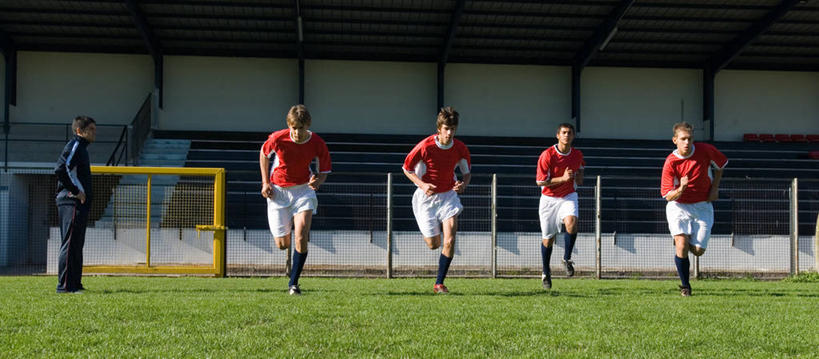 西方人,同事,运动员,足球场,栏杆,站,横图,室外,白天,正面,运动服,锻炼,成功,运动,合作,团队,集体,信心,草地,草坪,植物,欧洲,欧洲人,五个人,阴影,服装,光线,扶手,影子,看台,许多人,足球运动员,注视,队伍,护栏,座位,草,衣服,绿色,阳光,观察,看,站着,一群人,教练,服饰,观看,有氧运动,察看,领导,衣着,成就,穿着,关注,绿茵场,合伙,领袖,衣饰,坐位,高抬腿,体育,男人,男性,年轻男性,白种人,体育运动员,运动选手,站立,彩图,全身,健身,足球比赛场地,教练员,教练者,运动装