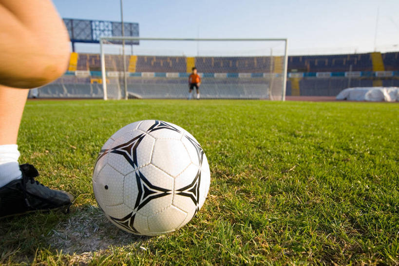 西方人,儿童,背部,两个人,运动员,足球场,站,横图,室外,白天,正面,运动服,锻炼,快乐,纯洁,比赛,运动,竞争,显示器,足球,草地,草坪,植物,欧洲,欧洲人,阴影,服装,光线,屏幕,影子,足球装备,足球运动员,注视,娱乐,显示屏,运动器械,草,一个,小孩,衣服,蓝色,绿色,蓝天,天空,阳光,天,观察,看,站着,休闲,踢球,健身器械,可爱,童年,童趣,服饰,晴朗,单个,观看,察看,体育运动,衣着,穿着,关注,健身器材,绿茵场,童真,输出设备,烂漫,无邪,记分牌,万里无云,蹴鞠,衣饰,电子记分牌,体育,天真,足球运动,男孩,男人,男性,白种人,晴空,晴空万里,体育运动员,运动选手,站立,半身,彩图,健身,足球比赛场地,运动器材,男生,运动装