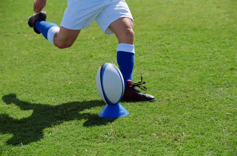 西方人,一个人,运动员,站,横图,俯视,室外,白天,运动鞋,橄榄球,草地,草坪,植物,鞋子,欧洲,欧洲人,仅一个男性,仅一个人,阴影,光线,影子,球座,速度,抬腿,运动器械,袜子,草,仅一个年轻男性,一个,绿色,阳光,站着,踢球,健身器械,力量,平衡,单个,休闲鞋,长袜,支撑,协调,健身器材,橄榄球运动员,灵敏,长筒袜,柔韧,美式橄榄球,耐力,支持,长统袜,美式足球,男人,男性,年轻男性,白种人,体育运动员,运动选手,站立,半身,彩图,高角度拍摄,运动器材