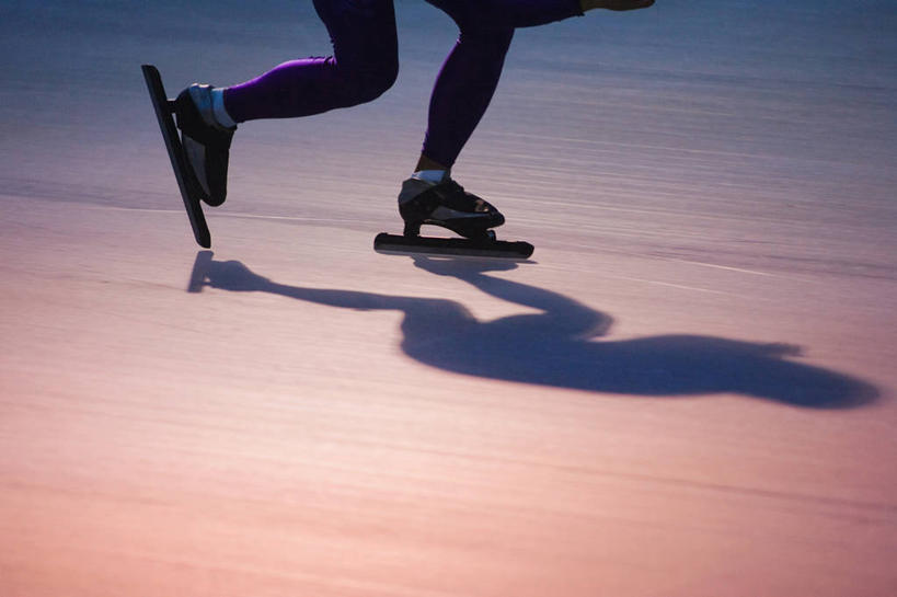 西方人,一个人,运动员,体育馆,运动场,横图,俯视,室内,白天,运动服,欧洲,欧洲人,仅一个男性,仅一个人,服装,朦胧,模糊,冰,旱冰鞋,溜冰鞋,速滑,体育场,仅一个年轻男性,衣服,浮冰,寒冷,服饰,张开双腿,冰冷,衣着,穿着,滑冰鞋,溜冰场,运动馆,严寒,冰凉,酷寒,凛冽,凛凛,极冷,流冰,浮冰块,衣饰,展开双腿,速度滑冰,溜冰,男人,男性,年轻男性,白种人,体育运动员,运动选手,半身,彩图,高角度拍摄,冰刀鞋,伸展双腿,运动装