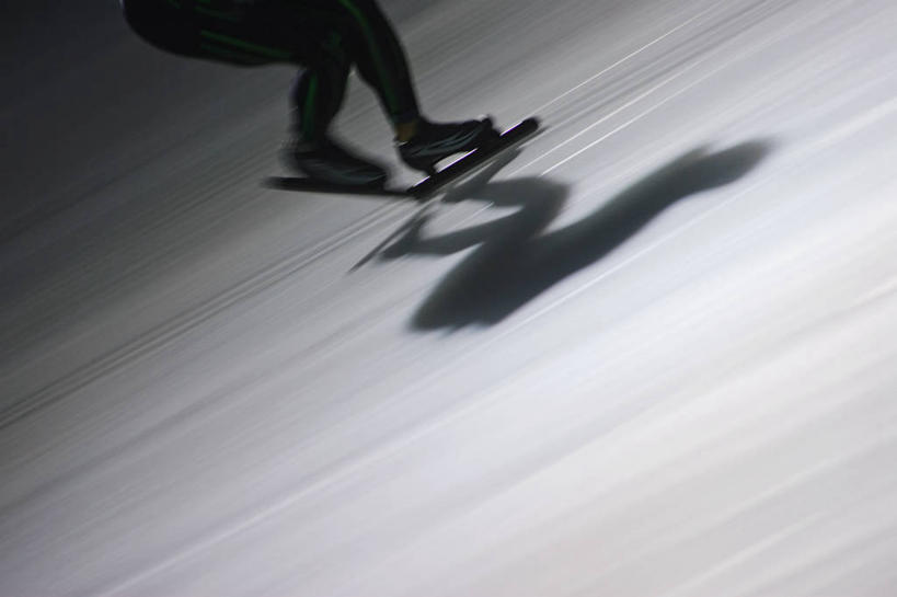 西方人,一个人,运动员,体育馆,运动场,横图,俯视,室内,白天,运动服,欧洲,欧洲人,仅一个男性,仅一个人,服装,朦胧,模糊,冰,旱冰鞋,溜冰鞋,速滑,体育场,仅一个年轻男性,衣服,浮冰,寒冷,服饰,张开双腿,冰冷,衣着,穿着,滑冰鞋,溜冰场,运动馆,严寒,冰凉,酷寒,凛冽,凛凛,极冷,流冰,浮冰块,衣饰,展开双腿,速度滑冰,溜冰,男人,男性,年轻男性,白种人,体育运动员,运动选手,半身,彩图,高角度拍摄,冰刀鞋,伸展双腿,运动装