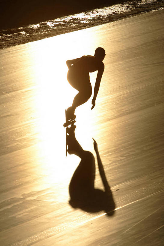 西方人,一个人,运动员,体育馆,运动场,竖图,俯视,室内,白天,运动服,欧洲,欧洲人,仅一个男性,仅一个人,弯腰,服装,朦胧,模糊,冰,旱冰鞋,溜冰鞋,速滑,背光,体育场,仅一个年轻男性,衣服,浮冰,寒冷,服饰,张开双腿,冰冷,衣着,穿着,滑冰鞋,逆光,溜冰场,弯身,运动馆,严寒,冰凉,酷寒,凛冽,凛凛,极冷,流冰,浮冰块,衣饰,展开双腿,速度滑冰,溜冰,男人,男性,年轻男性,白种人,体育运动员,运动选手,彩图,高角度拍摄,全身,冰刀鞋,伸展双腿,运动装