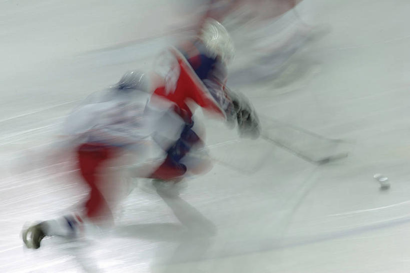 西方人,两个人,运动员,横图,俯视,室内,白天,运动服,锻炼,快乐,比赛,运动,竞争,曲棍球,雪,大雪,欧洲,欧洲人,奔驰,握,服装,积雪,雪景,冬季,冬天,冰球,冰上曲棍球,拿,拿着,娱乐,运动器械,衣服,奔跑,休闲,健身器械,寒冷,握着,服饰,体育运动,衣着,穿着,健身器材,严寒,衣饰,班迪球,体育,曲棍球运动,男人,男性,年轻男性,白种人,体育运动员,运动选手,彩图,高角度拍摄,全身,健身,运动器材,运动装