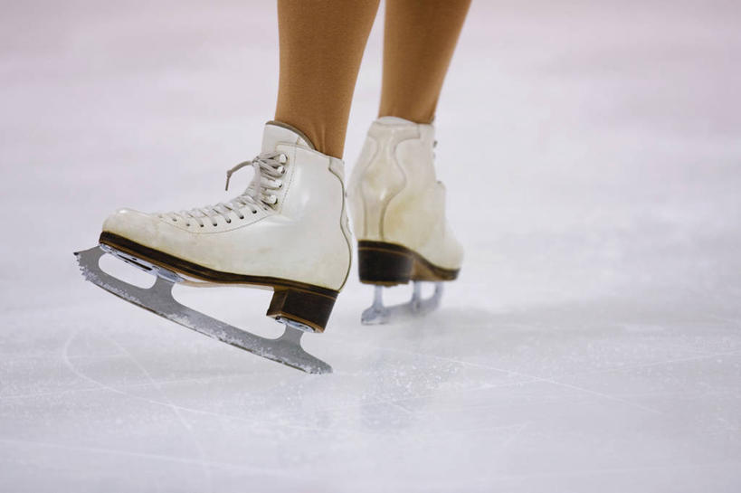 西方人,一个人,体育馆,运动场,横图,俯视,室内,白天,锻炼,运动,花样滑冰,滑冰,欧洲,欧洲人,仅一个年轻女性,仅一个女性,仅一个人,朦胧,模糊,冰,旱冰鞋,溜冰鞋,体育场,浮冰,寒冷,冰冷,滑冰鞋,溜冰场,运动馆,严寒,冰凉,酷寒,凛冽,凛凛,极冷,流冰,浮冰块,冰上运动,冬季运动,体育,溜冰,年轻女性,女人,女性,白种人,半身,彩图,高角度拍摄,健身,冰刀鞋