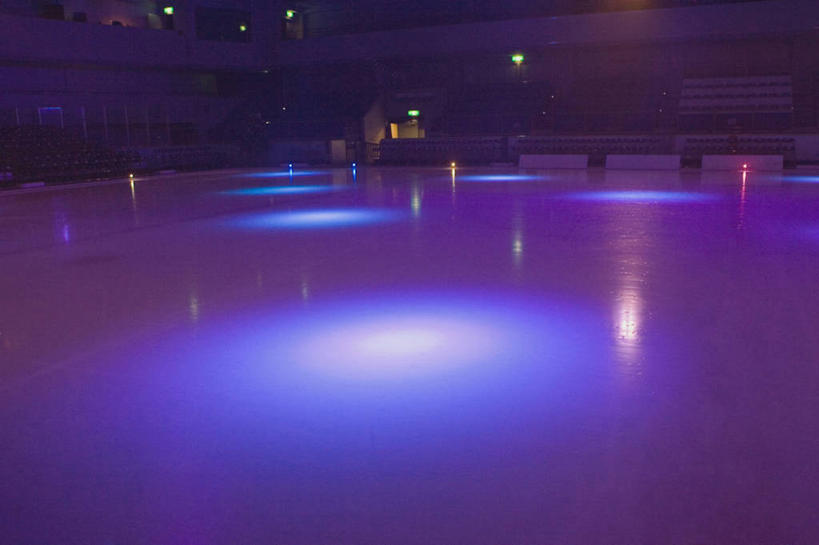 无人,体育馆,运动场,横图,室内,夜晚,正面,照明,阴影,朦胧,模糊,光线,彩灯,影子,灯光,体育场,灯,灯具,花灯,照亮,照明设备,溜冰场,运动馆,彩图