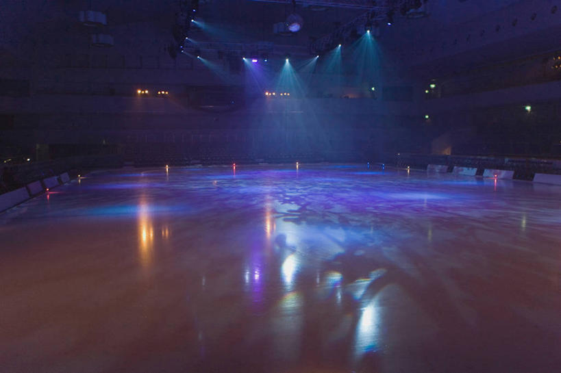 无人,体育馆,运动场,横图,室内,夜晚,正面,照明,阴影,朦胧,模糊,光线,彩灯,影子,灯光,体育场,灯,灯具,花灯,照亮,照明设备,溜冰场,运动馆,彩图