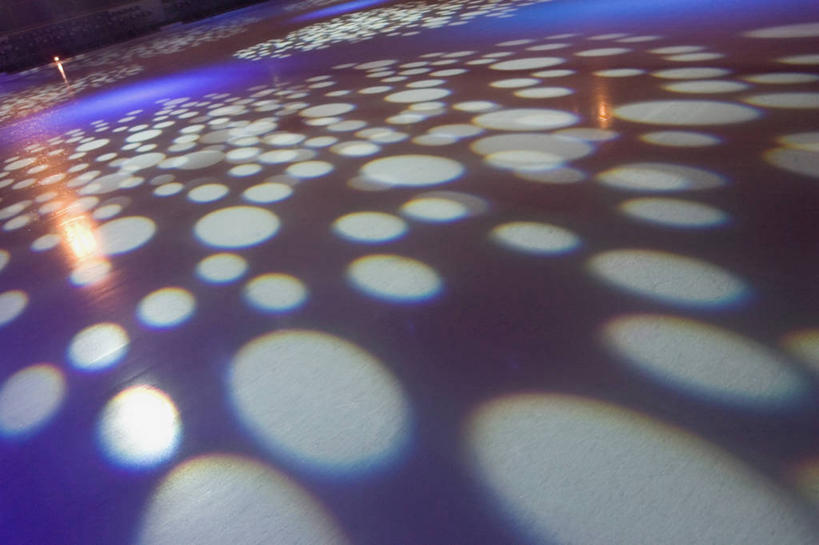 无人,体育馆,运动场,横图,室内,夜晚,正面,照明,阴影,朦胧,模糊,光线,彩灯,影子,灯光,体育场,灯,灯具,花灯,照亮,照明设备,溜冰场,运动馆,彩图