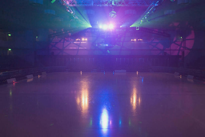 无人,体育馆,运动场,横图,室内,夜晚,正面,照明,阴影,朦胧,模糊,光线,彩灯,影子,灯光,体育场,灯,灯具,花灯,照亮,照明设备,溜冰场,运动馆,彩图