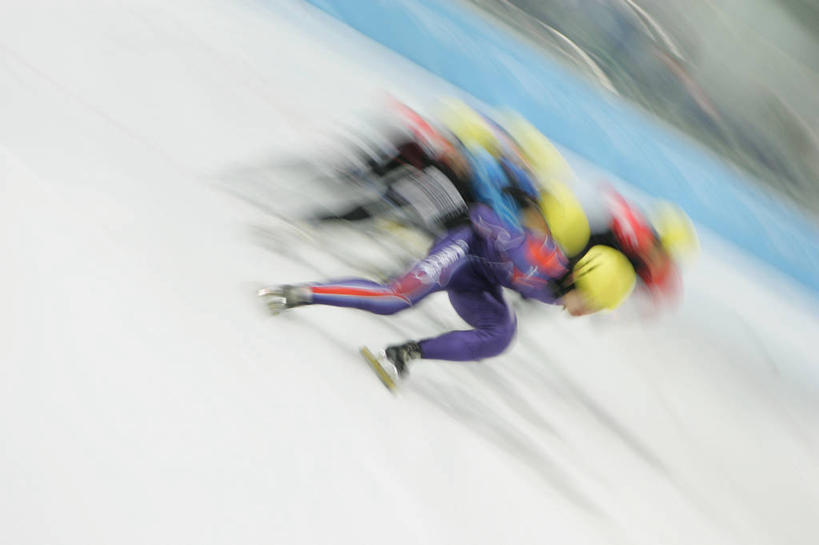 西方人,四个人,体育馆,运动场,横图,俯视,室内,白天,运动服,锻炼,快乐,比赛,运动,竞争,帽子,欧洲,欧洲人,奔驰,服装,朦胧,模糊,头盔,冰,旱冰鞋,溜冰鞋,速滑,注视,娱乐,体育场,衣服,安全帽,浮冰,奔跑,观察,看,休闲,寒冷,服饰,观看,张开双腿,察看,冰冷,体育运动,衣着,穿着,关注,滑冰鞋,溜冰场,运动馆,严寒,冰凉,酷寒,凛冽,凛凛,极冷,流冰,浮冰块,衣饰,展开双腿,速度滑冰,体育,溜冰,男人,男性,年轻男性,白种人,彩图,高角度拍摄,全身,健身,冰刀鞋,伸展双腿,运动装