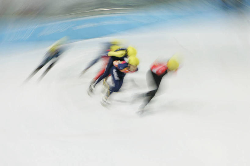 西方人,四个人,体育馆,运动场,横图,俯视,室内,白天,运动服,锻炼,快乐,比赛,运动,竞争,帽子,欧洲,欧洲人,奔驰,服装,朦胧,模糊,头盔,冰,旱冰鞋,溜冰鞋,速滑,注视,娱乐,体育场,衣服,安全帽,浮冰,奔跑,观察,看,休闲,寒冷,服饰,观看,张开双腿,察看,冰冷,体育运动,衣着,穿着,关注,滑冰鞋,溜冰场,运动馆,严寒,冰凉,酷寒,凛冽,凛凛,极冷,流冰,浮冰块,衣饰,展开双腿,速度滑冰,体育,溜冰,男人,男性,年轻男性,白种人,彩图,高角度拍摄,全身,健身,冰刀鞋,伸展双腿,运动装