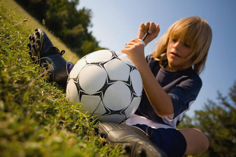 西方人,儿童,一个人,运动员,足球场,坐,横图,室外,白天,正面,运动服,纯洁,足球,草地,草坪,植物,欧洲,欧洲人,仅一个男性,仅一个人,握,阴影,服装,光线,影子,足球装备,拿,足球运动员,拿着,注视,设备,运动器械,草,树,树木,一个,小孩,衣服,蓝色,绿色,蓝天,天空,阳光,自然,天,观察,看,仅一个小孩,打气筒,健身器械,可爱,童年,童趣,打气,握着,充气,服饰,生长,晴朗,单个,成长,观看,察看,衣着,穿着,关注,健身器材,绿茵场,装备,童真,烂漫,无邪,万里无云,蹴鞠,衣饰,空气泵,设置,充气筒,天真,足球运动,男孩,男人,男性,白种人,孩子,晴空,晴空万里,体育运动员,运动选手,坐着,半身,彩图,足球比赛场地,运动器材,男生,运动装