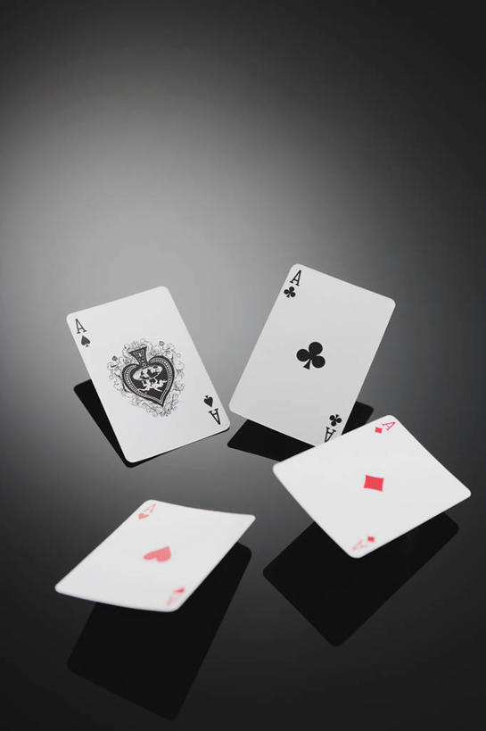 无人,竖图,俯视,室内,特写,白天,游戏,赌博,贪欲,竞争,静物,扑克牌,纸牌,玩具,扑克,阴影,黑色背景,反射,标志,方块,数字,文字,影子,字符,梅花,四张,玩,娱乐,标识,刺激,休闲,摄影,阿拉伯数字,影棚,活动,发泄,消遣,智力,赌具,黑桃,投机,侥幸,欲望,宣泄,红心,玩耍,嬉戏,彩图,高角度拍摄,影棚拍摄,拍摄,胜负,输赢