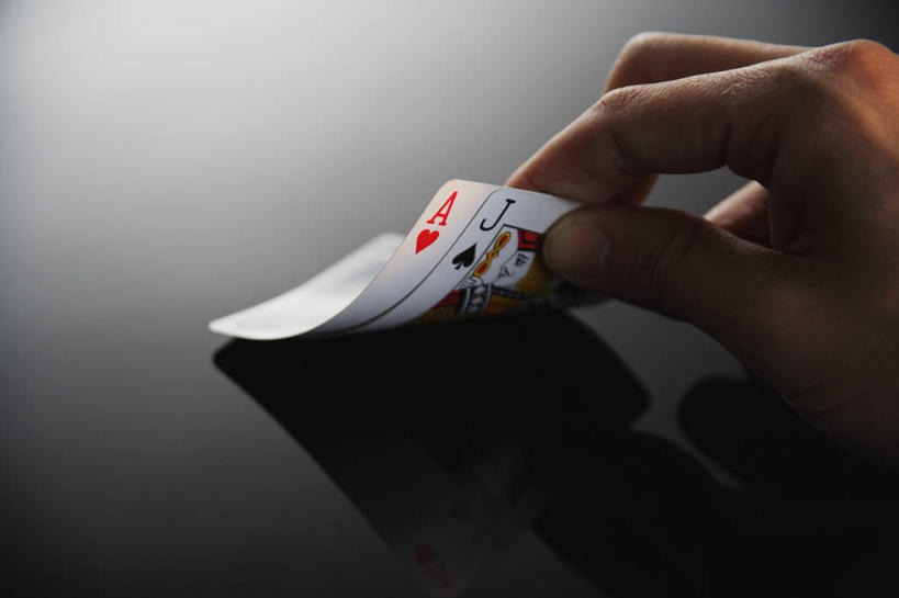 东方人,手,一个人,横图,俯视,室内,特写,白天,游戏,赌博,贪欲,竞争,扑克牌,纸牌,玩具,扑克,亚洲,仅一个男性,仅一个人,握,阴影,灰色背景,反射,英文,标志,文字,影子,字符,字母,拿,玩,拿着,黄种人,娱乐,标识,刺激,仅一个年轻男性,休闲,手部,握着,摄影,影棚,活动,英文字母,单手,发泄,消遣,智力,赌具,21点,黑杰克,投机,侥幸,欲望,宣泄,男人,男性,年轻男性,亚洲人,玩耍,嬉戏,半身,彩图,高角度拍摄,影棚拍摄,拍摄,二十一点,胜负,输赢