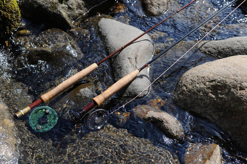 无人,横图,俯视,室外,特写,白天,河流,石头,水,钓鱼竿,阴影,光线,石子,影子,河水,水流,一个,阳光,单个,渔具,鱼线轮,卷线器,钓竿,鱼竿,石块,岩石,彩图,高角度拍摄,钓鱼