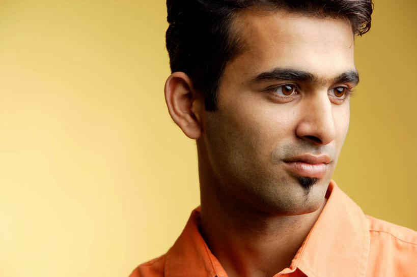 脸,头,脸颊,脖子,一个人,笑,微笑,横图,室内,特写,白天,正面,衬衫,亚洲,仅一个男性,仅一个人,黄色背景,服装,扭头,注视,仅一个年轻男性,衣服,观察,看,转头,橙色,摄影,服饰,影棚,观看,察看,衣着,穿着,关注,衣饰,男人,男性,年轻男性,亚洲人,印度人,头部,脖,颈,颈部,脸部,脸蛋,面部,半身,彩图,影棚拍摄,衬衣,拍摄