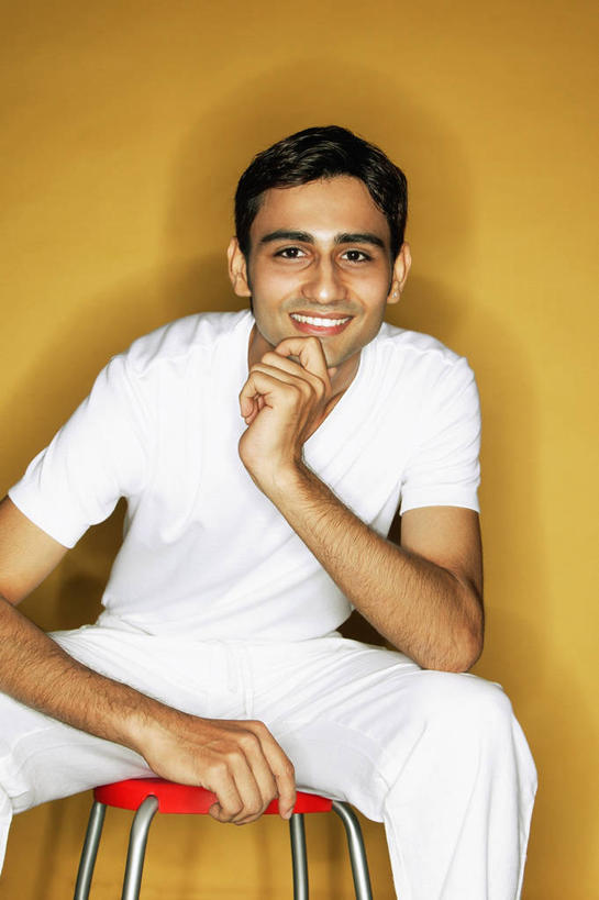 一个人,坐,笑,微笑,露齿笑,竖图,室内,白天,正面,椅子,亚洲,仅一个男性,仅一个人,撑,阴影,黄色背景,服装,反射,影子,墙,托腮,注视,休闲装,墙壁,墙面,仅一个年轻男性,衣服,白色,观察,看,托,休闲,休闲服,摄影,服饰,影棚,观看,察看,关注,托下巴,单手托腮,男人,男性,年轻男性,亚洲人,印度人,坐着,半身,彩图,影棚拍摄,拍摄