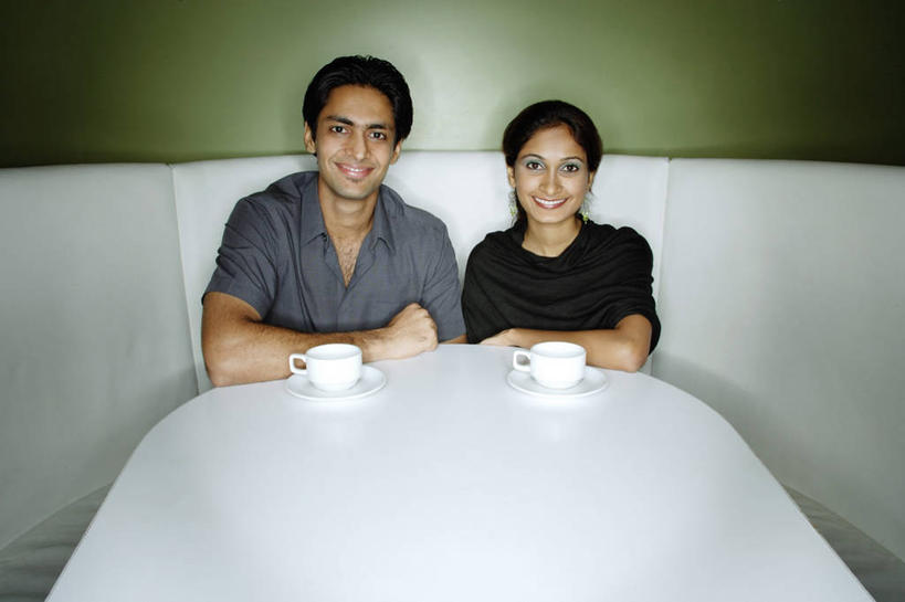 两个人,餐厅,坐,笑,微笑,露齿笑,横图,室内,白天,正面,爱情,餐桌,沙发,桌子,杯子,餐具,亚洲,阴影,服装,反射,瓷器,碟子,盘,影子,墙,咖啡杯,陶瓷制品,浪漫,注视,休闲装,墙壁,墙面,衣服,盘子,碟,观察,看,休闲,温暖,温馨,休闲服,恩爱,恋人,服饰,餐台,观看,和睦,察看,关注,瓷杯,布艺沙发,男人,男性,年轻男性,年轻女性,女人,女性,亚洲人,印度人,情侣,坐着,半身,彩图,餐馆,饭店,饭馆,伴侣,融洽