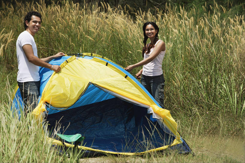两个人,站,笑,微笑,露齿笑,横图,室外,白天,侧面,爱情,旅游,度假,草地,草坪,美景,植物,亚洲,阴影,服装,光线,影子,帐篷,景观,浪漫,扭头,注视,休闲装,娱乐,草,树,树木,衣服,绿色,阳光,自然,观察,看,站着,转头,享受,休闲,温暖,温馨,休闲服,景色,恩爱,放松,恋人,服饰,生长,成长,观看,和睦,察看,关注,自然风光,露营,野营,宿营,男人,男性,年轻男性,年轻女性,女人,女性,亚洲人,印度人,情侣,站立,半身,彩图,伴侣,融洽