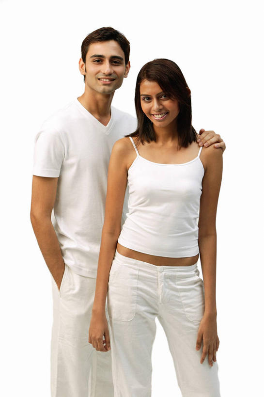 两个人,站,笑,微笑,露齿笑,竖图,室内,白天,白色背景,正面,爱情,吊带,亚洲,阴影,服装,反射,影子,浪漫,注视,吊带衫,衣服,观察,看,站着,温暖,温馨,恩爱,搭,恋人,摄影,服饰,影棚,观看,和睦,察看,衣着,穿着,搭着,关注,手插袋,单手插袋,单手抄兜,单手放兜,衣饰,男人,男性,年轻男性,年轻女性,女人,女性,亚洲人,印度人,情侣,插兜,手插兜,手放口袋,站立,半身,彩图,影棚拍摄,拍摄,伴侣,融洽,手抄兜