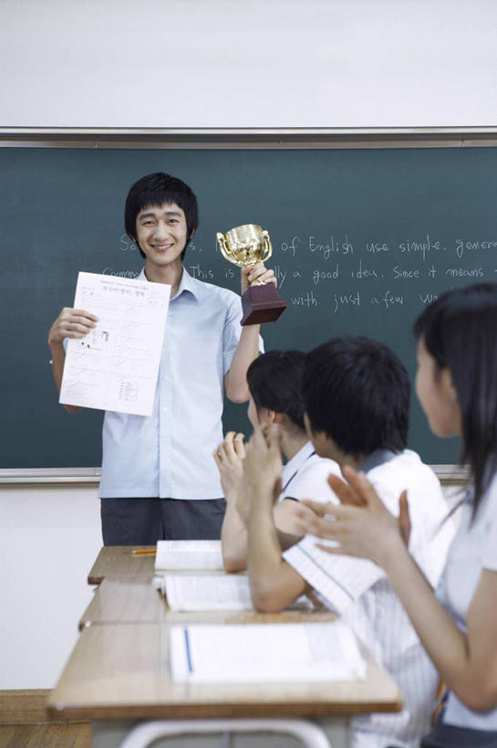 东方人,四个人,伙伴,朋友,学校,站,坐,笑,鼓掌,微笑,露齿笑,竖图,室内,白天,正面,制服,友谊,成功,胜利,桌子,书籍,亚洲,握,服装,朦胧,模糊,英文,标志,文字,字符,字母,拿,拿着,注视,黄种人,标识,书桌,校园,一个,衣服,课桌,黑板,书本,观察,看,站着,教室,同学,校服,光彩,教学,握着,服饰,单个,观看,英文字母,察看,课堂,衣着,校友,穿着,关注,奖励,奖状,荣誉,奖品,学生服,同窗,学友,荣耀,衣饰,耐磨,教学黑板,光荣,友情,男人,男性,年轻男性,年轻女性,女人,女性,亚洲人,书,图书,拍手,站立,坐着,半身,彩图,证明书,奖杯