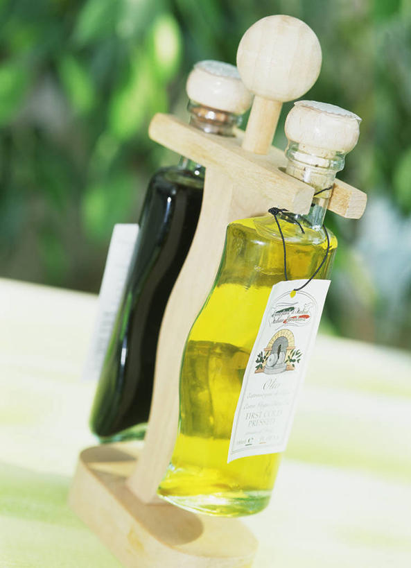 无人,竖图,室外,特写,白天,正面,植物,餐桌,桌子,阴影,朦胧,模糊,光线,影子,醋,调料,食用油,油,调味品,调味料,玻璃制品,树,树木,两个,绿色,阳光,自然,玻璃瓶,瓶子,香油,生长,成长,餐台,食醋,植物油,苦酒,醯,彩图,芝麻油