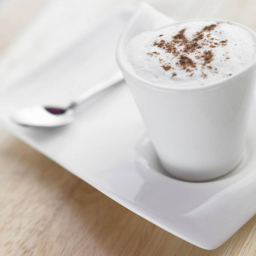 咖啡,无人,竖图,俯视,室内,特写,白天,幸福,餐桌,桌子,杯子,餐具,阴影,反射,瓷器,碟子,盘,影子,勺子,卡布奇诺,咖啡杯,陶瓷制品,娱乐,饮料,一个,盘子,调羹,碟,汤匙,享受,休闲,温馨,放松,乐趣,单个,餐台,提神,舒适,瓷杯,醒脑,软饮料,卡布奇诺咖啡,卡布基诺,彩图,高角度拍摄,卡布基诺咖啡