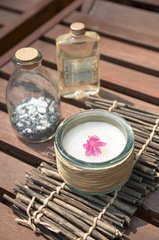 无人,竖图,俯视,室内,特写,白天,桌面,桌子,蜡烛,玻璃,阴影,反射,木制,影子,木桌,玻璃制品,玻璃瓶,木制品,瓶子,香薰,放松,芳香疗法,舒心,舒缓,广口瓶,养颜,减压,烛炬,香薰疗法,彩图,高角度拍摄,香薰蜡烛,木桌子