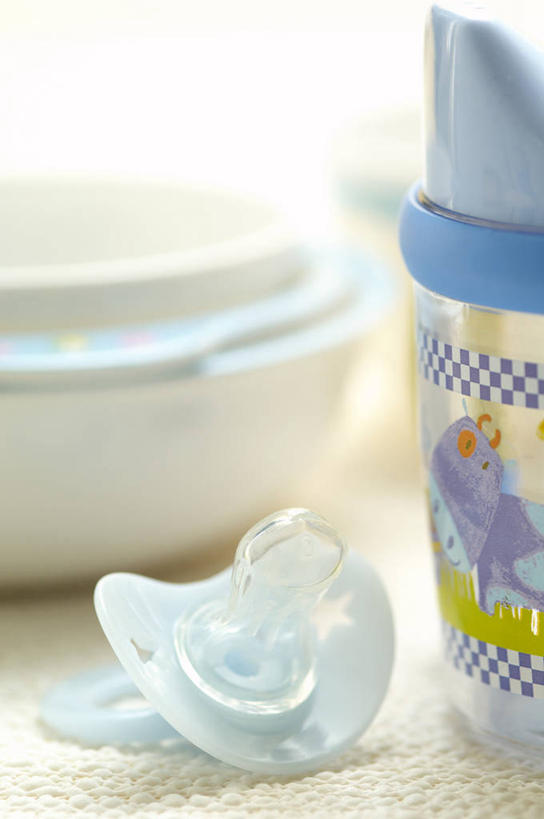 无人,竖图,室内,特写,白天,正面,静物,阴影,朦胧,模糊,反射,奶瓶,影子,陶瓷,陶瓷制品,一个,瓶子,容器,碗,单个,奶嘴,婴儿用品,安抚,储藏,抚慰,储存,安抚奶嘴,彩图,贮存