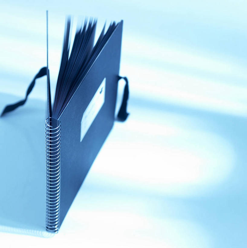 无人,竖图,俯视,室内,特写,白天,静物,金属制品,一本,阴影,反射,金属,影子,记事本,本子,笔记本,摄影,影棚,螺旋状,彩图,高角度拍摄,影棚拍摄,螺旋形,螺旋形状,螺旋型,拍摄