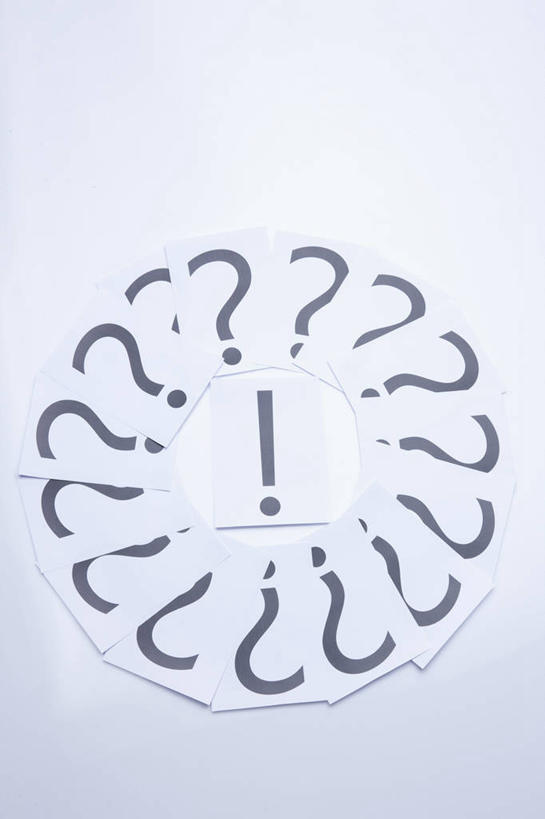 无人,竖图,俯视,室内,特写,白天,白色背景,静物,许多,环绕,围绕,圆形,图形,圆,纸,纸张,很多,几何,环抱,白纸,摄影,影棚,问号,感叹号,数学,萦绕,彩图,高角度拍摄,影棚拍摄,拍摄,几何图形,平面图形