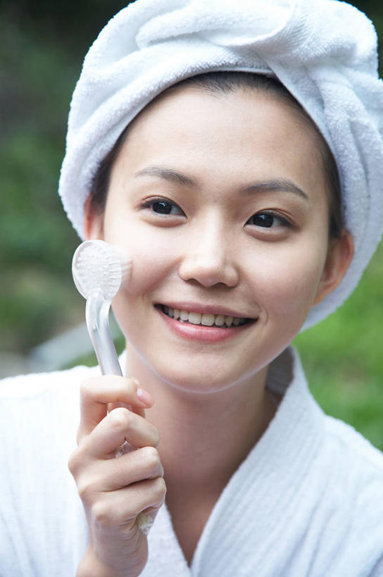 东方人,脸,头,脸颊,手,一个人,笑,微笑,露齿笑,竖图,室外,特写,白天,正面,浴袍,按摩,美容,草地,草坪,植物,亚洲,仅一个年轻女性,仅一个女性,仅一个人,握,阴影,服装,朦胧,模糊,光线,纺织物,器材,影子,浴巾,拿,拿着,注视,黄种人,草,衣服,绿色,白色,阳光,毛巾,观察,看,清洁,享受,健康,手部,握着,保健,服饰,观看,保暖,单手,减肥,察看,衣着,穿着,关注,透气,指压,防水,衣饰,储水,耐磨,吸水,年轻女性,女人,女性,亚洲人,头部,脸部,脸蛋,面部,半身,彩图,汤帷子,浴衣,推拿,保健器材,瘦脸按摩器