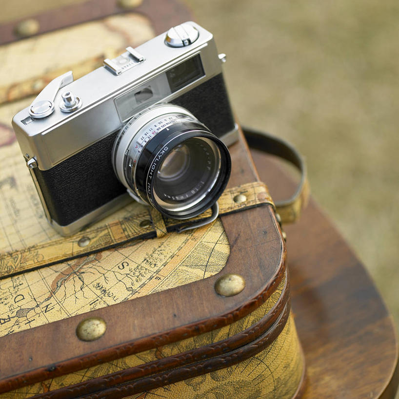 无人,竖图,俯视,室内,特写,白天,桌面,桌子,静物,手提箱,相机,阴影,反射,木制,旅行箱,影子,木桌,一个,拍照,木制品,容器,数码相机,行李箱,箱子,单反,摄影,单个,单反相机,储藏,出差,储存,照相机,彩图,高角度拍摄,旅行,照相,木桌子,贮存