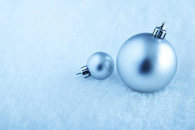 无人,横图,室内,特写,白天,正面,静物,圣诞节,蓝色背景,节日,庆祝,装饰,挂饰,圣诞球,文化,球,两个,蓝色,庆典,球体,摄影,影棚,纪念,华丽,修饰,点缀,衬托,美观,雅致,雅观,彩图,影棚拍摄,拍摄