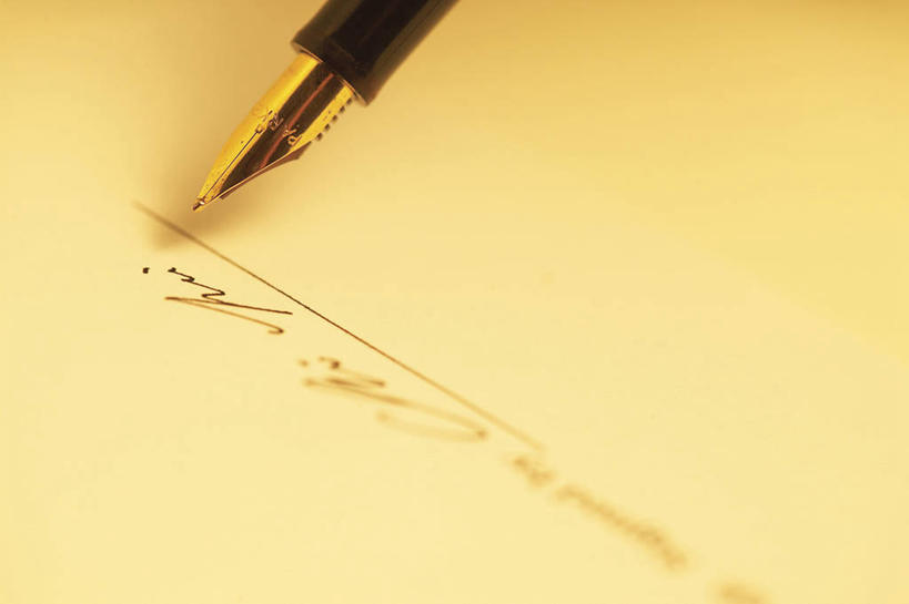 无人,横图,俯视,室内,特写,白天,静物,阴影,反射,英文,笔,标志,文字,影子,字符,字母,办公用品,钢笔,标识,文具,学习用品,签名,合同,英文字母,文具用品,一支,变更,协议,设立,终止,彩图,高角度拍摄