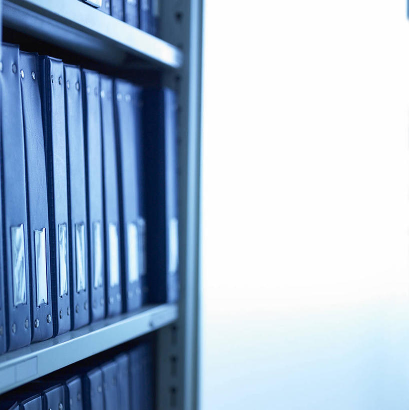 无人,竖图,室内,特写,白天,正面,静物,一排,许多,整齐,材料,档案,文件,纸,很多,置物架,架子,排列,手稿,资料,证明,队列,文档,陈列架,搁架,彩图