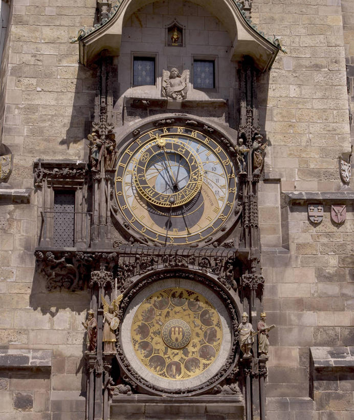 无人,竖图,室外,白天,仰视,旅游,度假,名胜古迹,标志建筑,地标,建筑,雕塑,欧洲,捷克,阴影,遗迹,艺术,装饰,时间,光线,标志,雕刻,雕像,时钟,数字,文字,影子,字符,墙,首都,罗马数字,计时,古迹,文物,娱乐,标识,建设,古建筑,石雕,墙壁,墙面,阳光,工艺品,钟表,享受,休闲,表,旅游胜地,放松,纪念,美术,主题,陈列,古文明,中欧,捷克共和国,旧城广场,布拉格广场,功能,美学,塔钟,布拉格,瓦茨拉夫广场,布拉格旧城广场,布拉格老城广场,布拉格天文钟,布拉格占星时钟,天文钟,钟,彩图,低角度拍摄