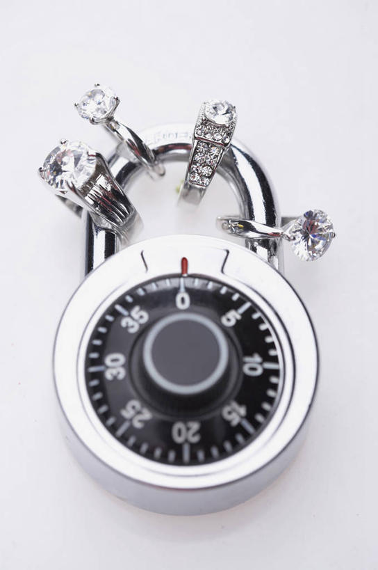 无人,竖图,俯视,室内,特写,白天,白色背景,爱情,奢侈,安全,静物,珠宝,一把,标志,矿石,数字,文字,字符,防护,浪漫,标识,钻戒,钻石,锁,装饰品,戒指,饰品,首饰,恩爱,摄影,阿拉伯数字,密码锁,影棚,保护,金刚石,昂贵,坚硬,信物,贵重,宝石,权利,坚定,保险,私密,信念,四枚,保全,周全,安稳,安定,防盗,手饰,约定,宝贵,平安,彩图,高角度拍摄,影棚拍摄,拍摄,号码锁