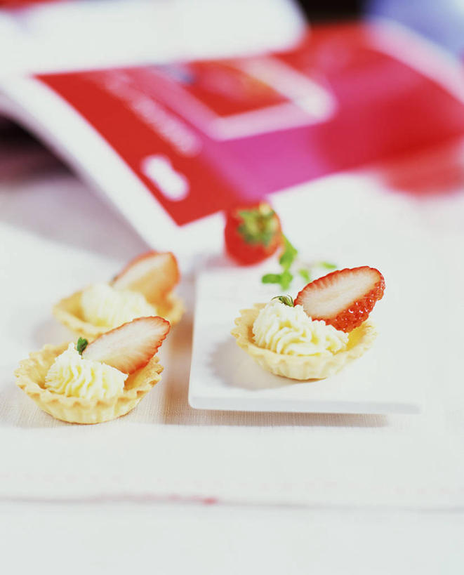 点心,无人,竖图,俯视,室内,特写,白天,下午茶,餐桌,桌子,草莓,浆果,餐具,水果,叶子,切开,阴影,朦胧,模糊,新鲜,反射,碟子,盘,影子,生食,食品,果实,绿叶,蛋挞,食物,糕点,一个,盘子,碟,切,嫩叶,有机食品,绿色食品,单个,餐台,剖面,切面,蛋塔,叶,叶片,洋莓,水果皇后,红莓,地莓,彩图,高角度拍摄,草莓蛋挞