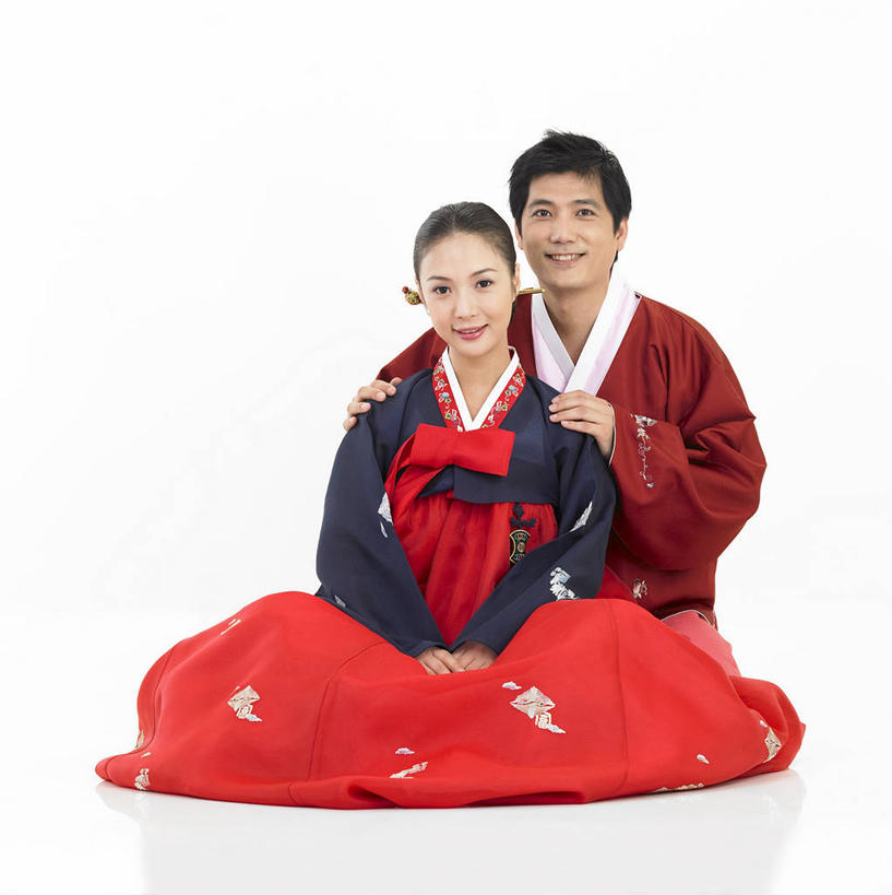 东方人,两个人,家庭,夫妻,坐,笑,微笑,露齿笑,竖图,室内,白天,白色背景,正面,民族服装,爱情,亚洲,浪漫,注视,黄种人,红色,观察,看,温暖,温馨,一家人,恩爱,搭,恋人,摄影,服饰,影棚,观看,和睦,察看,搭着,关注,朝鲜服,男人,男性,年轻男性,年轻女性,女人,女性,亚洲人,年轻人,夫妇,情侣,坐着,彩图,全身,影棚拍摄,传统服装,民俗服,拍摄,伴侣,韩服,融洽