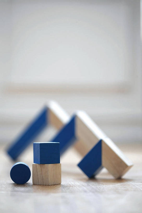 无人,竖图,室内,特写,白天,正面,游戏,智慧,静物,玩具,阴影,朦胧,模糊,反射,木制,影子,玩,娱乐,蓝色,木制品,休闲,积木,益智,活动,思维,发泄,消遣,智力,想象,宣泄,玩耍,嬉戏,彩图