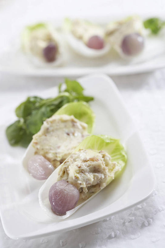 无人,竖图,俯视,室内,特写,白天,餐桌,桌子,蔬菜,餐具,叶子,阴影,朦胧,模糊,新鲜,反射,碟子,盘,影子,菊苣,生食,蔬菜沙拉,沙拉,食品,绿叶,苦菜,色拉,沙律,食物,两个,盘子,碟,嫩叶,有机食品,绿色食品,餐台,色拉酱,苦苣,千岛酱,叶,叶片,彩图,高角度拍摄,咖啡草,咖啡萝卜,卡斯尼,明目菜,皱叶苦苣