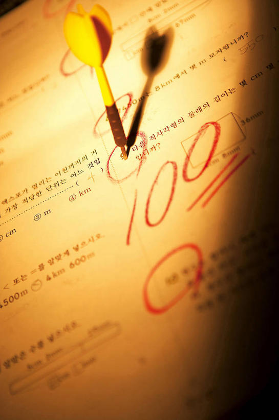 无人,竖图,俯视,室内,特写,白天,成功,胜利,静物,阴影,朦胧,模糊,光线,标志,数字,文字,影子,纸,字符,字母,灯光,飞镖,标识,阿拉伯数字,试卷,靶心,考试,瞄准,测验,考卷,考察,镖针,飞镖运动,韩语,评比,彩图,高角度拍摄,朝鲜语,韩国语