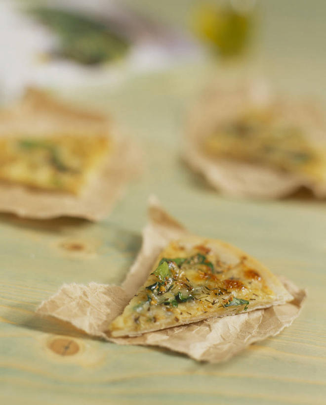 无人,竖图,俯视,室内,特写,白天,烹饪,西餐,餐桌,桌子,切开,阴影,朦胧,模糊,反射,影子,料理,食品,披萨,匹萨,菜肴,美食,食物,快餐,切,西式,佳肴,餐台,比萨,剖面,西式快餐,垃圾食品,切面,意大利薄饼,彩图,高角度拍摄